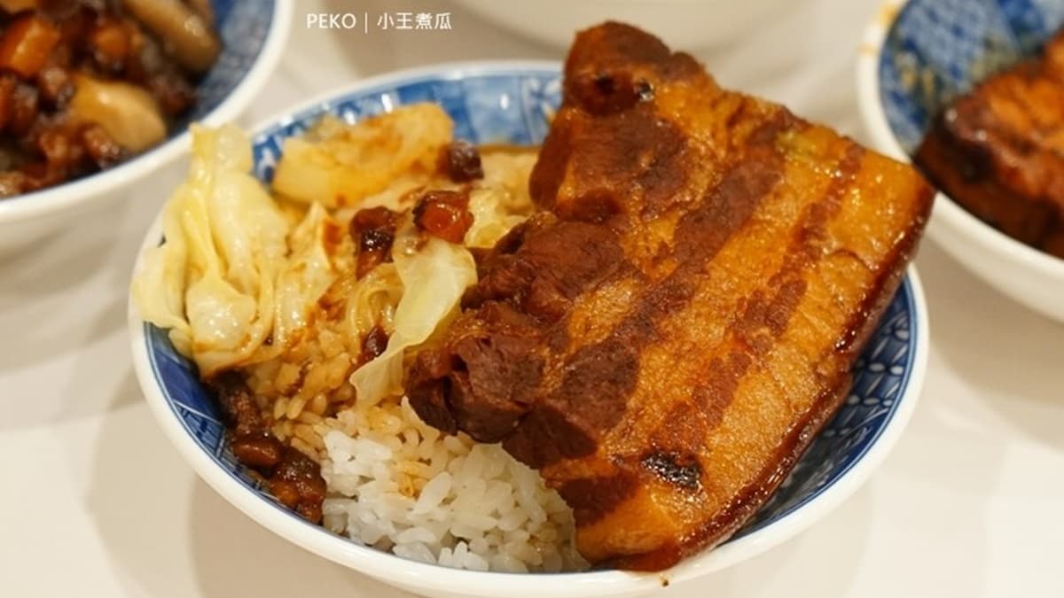 「香菇焢肉飯」上頭肥瘦相間的五花肉，實在很誘人。（圖片來源：PEKO のSimple Life）
