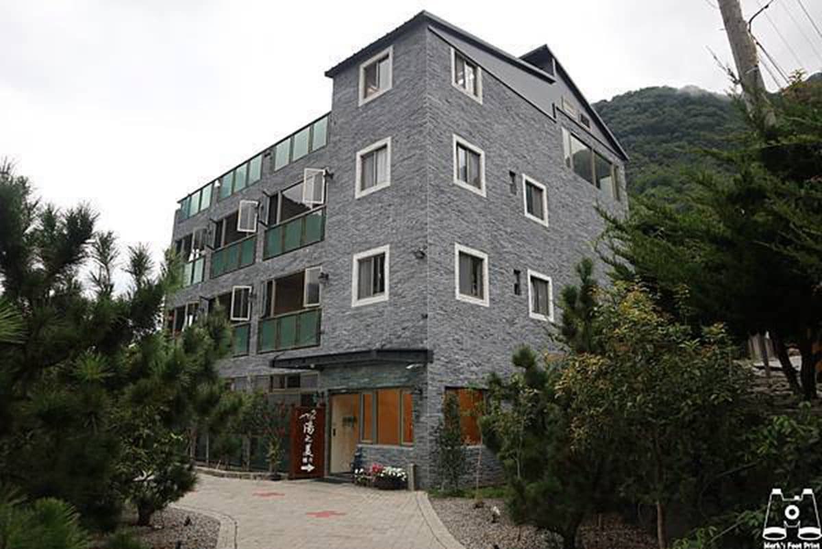冬天旅行來這裡！苗栗高CP值溫泉館必住寬敞木屋房，還能爽泡無敵大浴池超紓壓