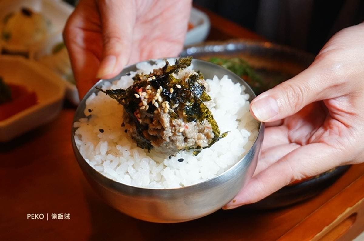 平板點餐一個人也能吃!韓式定食配九宮格小菜,泡菜燉豬排軟嫩入味超下飯 平板點餐一個人也能吃!韓式定食配九宮格小菜,泡菜燉豬排軟嫩入味超下飯