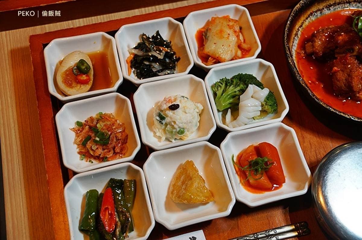 平板點餐一個人也能吃!韓式定食配九宮格小菜,泡菜燉豬排軟嫩入味超下飯 平板點餐一個人也能吃!韓式定食配九宮格小菜,泡菜燉豬排軟嫩入味超下飯