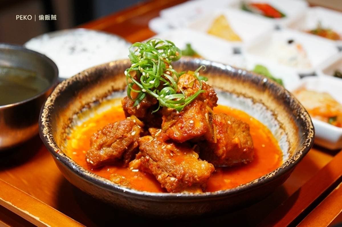 平板點餐一個人也能吃!韓式定食配九宮格小菜,泡菜燉豬排軟嫩入味超下飯 平板點餐一個人也能吃!韓式定食配九宮格小菜,泡菜燉豬排軟嫩入味超下飯