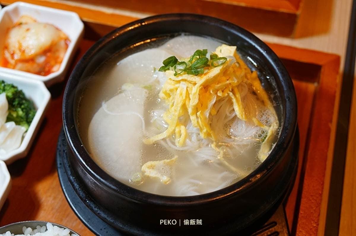 平板點餐一個人也能吃!韓式定食配九宮格小菜,泡菜燉豬排軟嫩入味超下飯 平板點餐一個人也能吃!韓式定食配九宮格小菜,泡菜燉豬排軟嫩入味超下飯