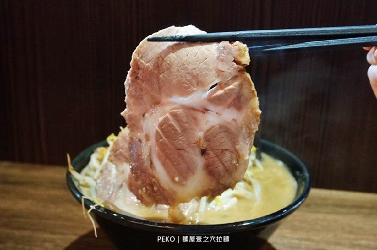 CP值超高！台北東區「二郎系拉麵」疊滿叉燒、豆芽小山，內用還可免費加麵