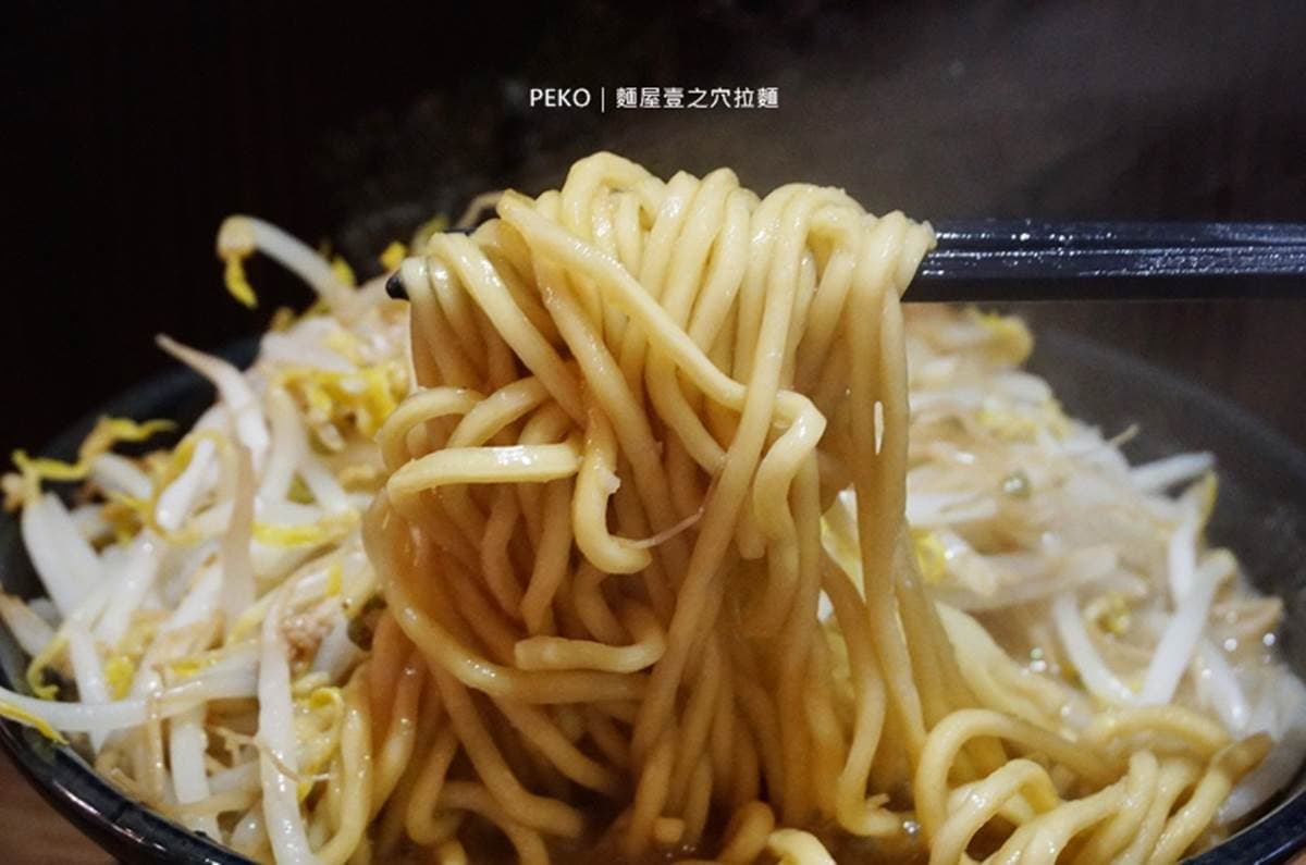 CP值超高！台北東區「二郎系拉麵」疊滿叉燒、豆芽小山，內用還可免費加麵