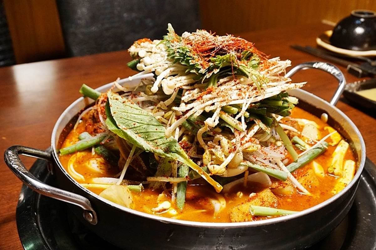 Google評價4.4顆星！台北超夯韓式料理「馬鈴薯排骨湯」湯濃肉嫩，食材疊成一座小山
