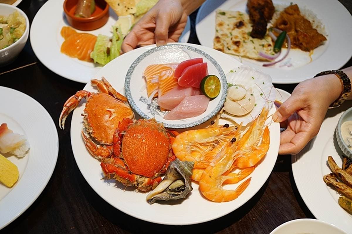 台北必吃Buffet冠軍！10大餐區160道料理，過橋牛肉、現切肋眼牛排、黑松露燉飯大推