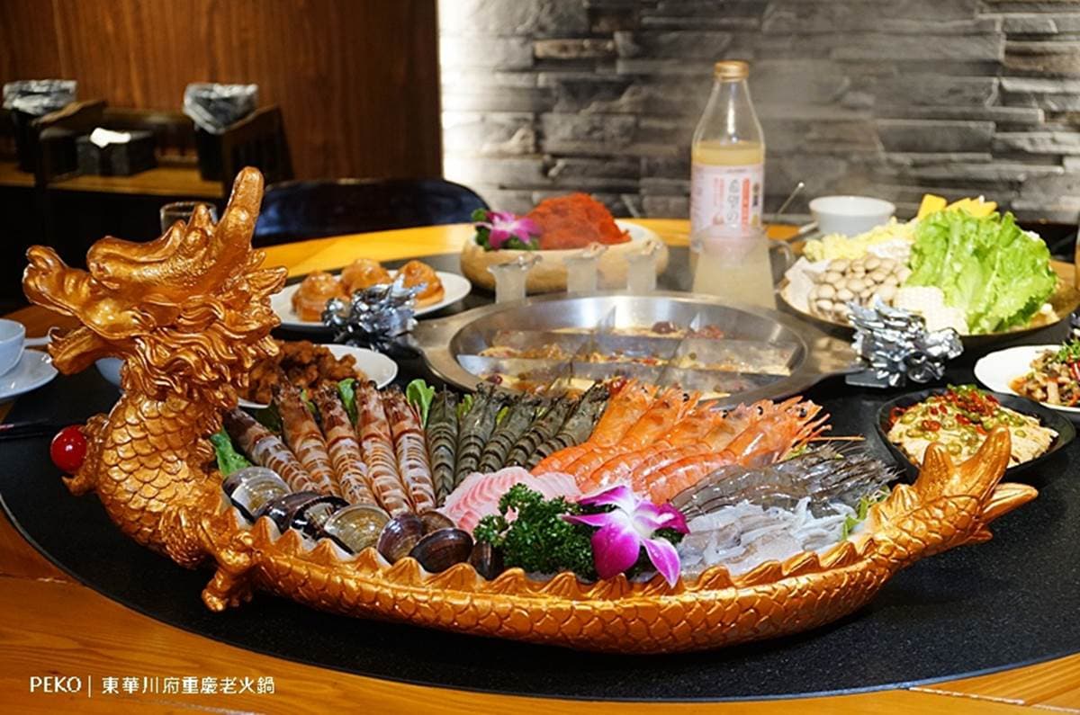 稀有道地川味!九宮格麻辣鍋涮霸氣肉山、海鮮龍船,還能變裝龍鳳袍美拍 稀有道地川味!九宮格麻辣鍋涮霸氣肉山、海鮮龍船,還能變裝龍鳳袍美拍