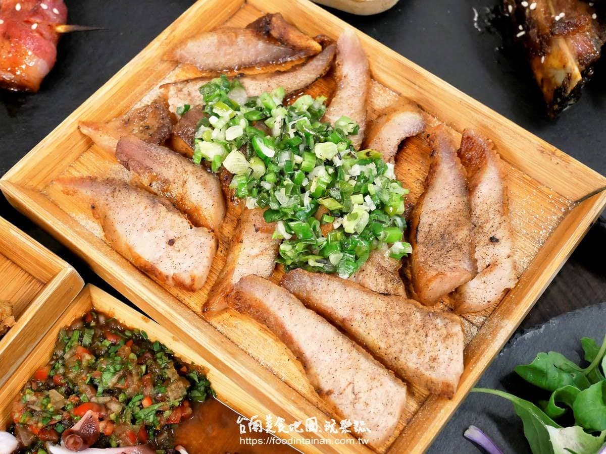 想吃先預約！台南超有哏串燒必點網推「培根包番茄」，脆皮肥腸看到就要搶
