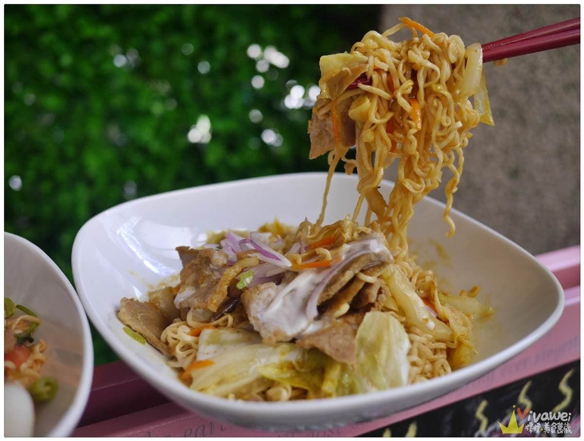 小鮮肉掌廚！苗栗現炒泡麵藏身巷弄民宅，必點TOP１打拋豬+外酥內軟炸年糕