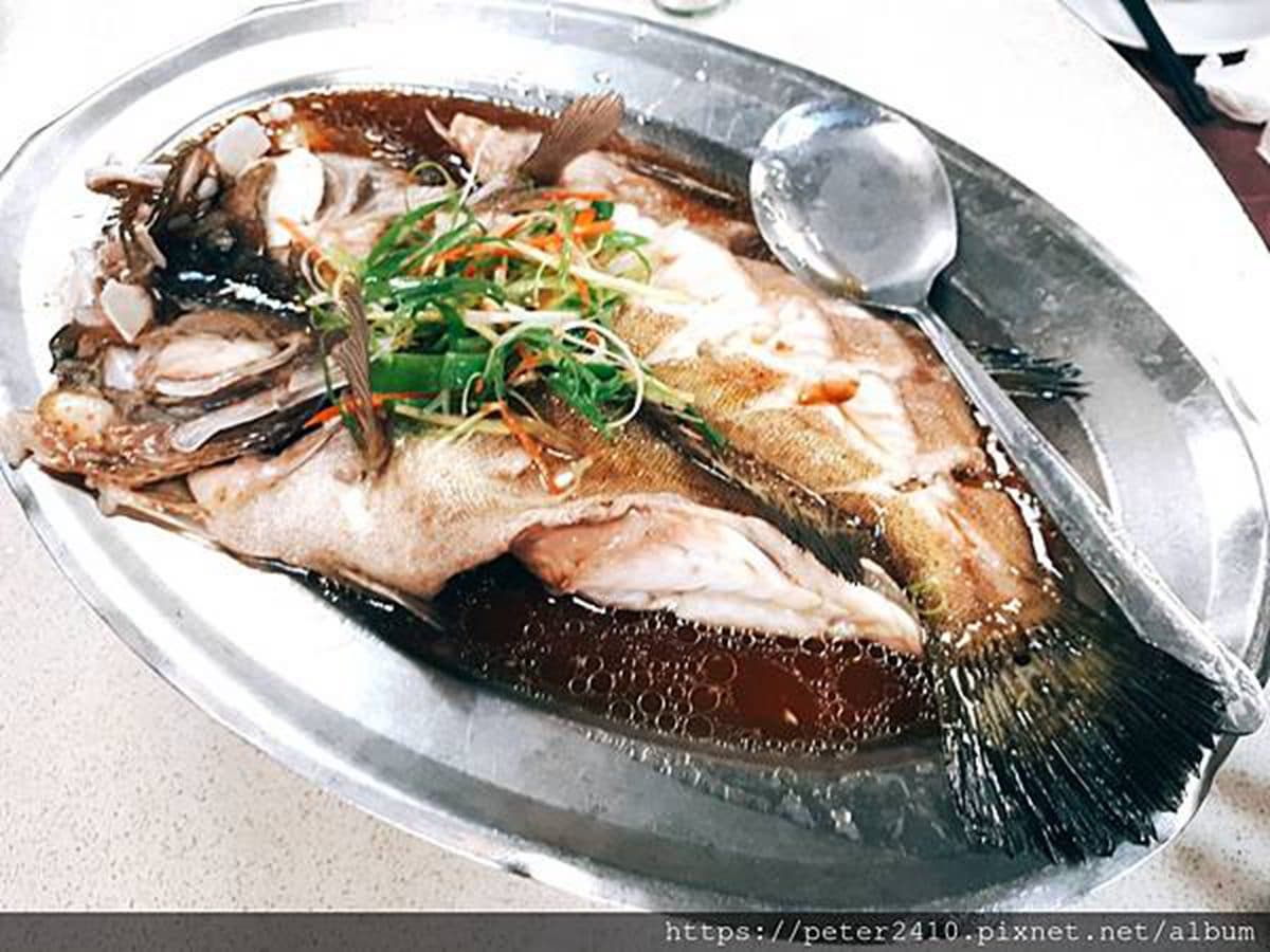 現撈活跳跳！基隆30年海產老店必點生猛綜合拼盤，部落客推陶板絲瓜清甜湯頭最下飯