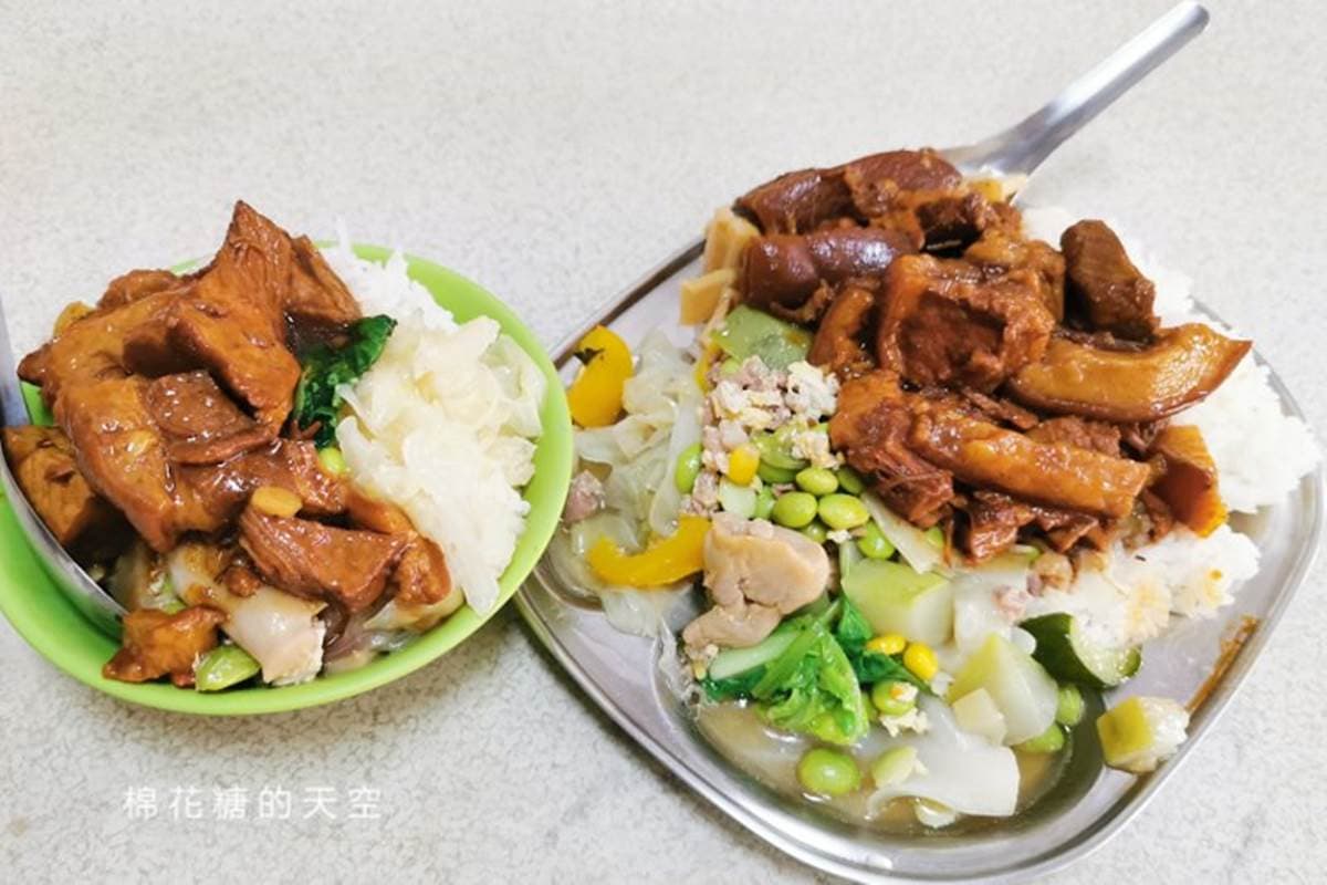 女生千萬別點大碗的！台中排隊爌肉飯疊成一座小山，3樣配菜也是塞得滿滿