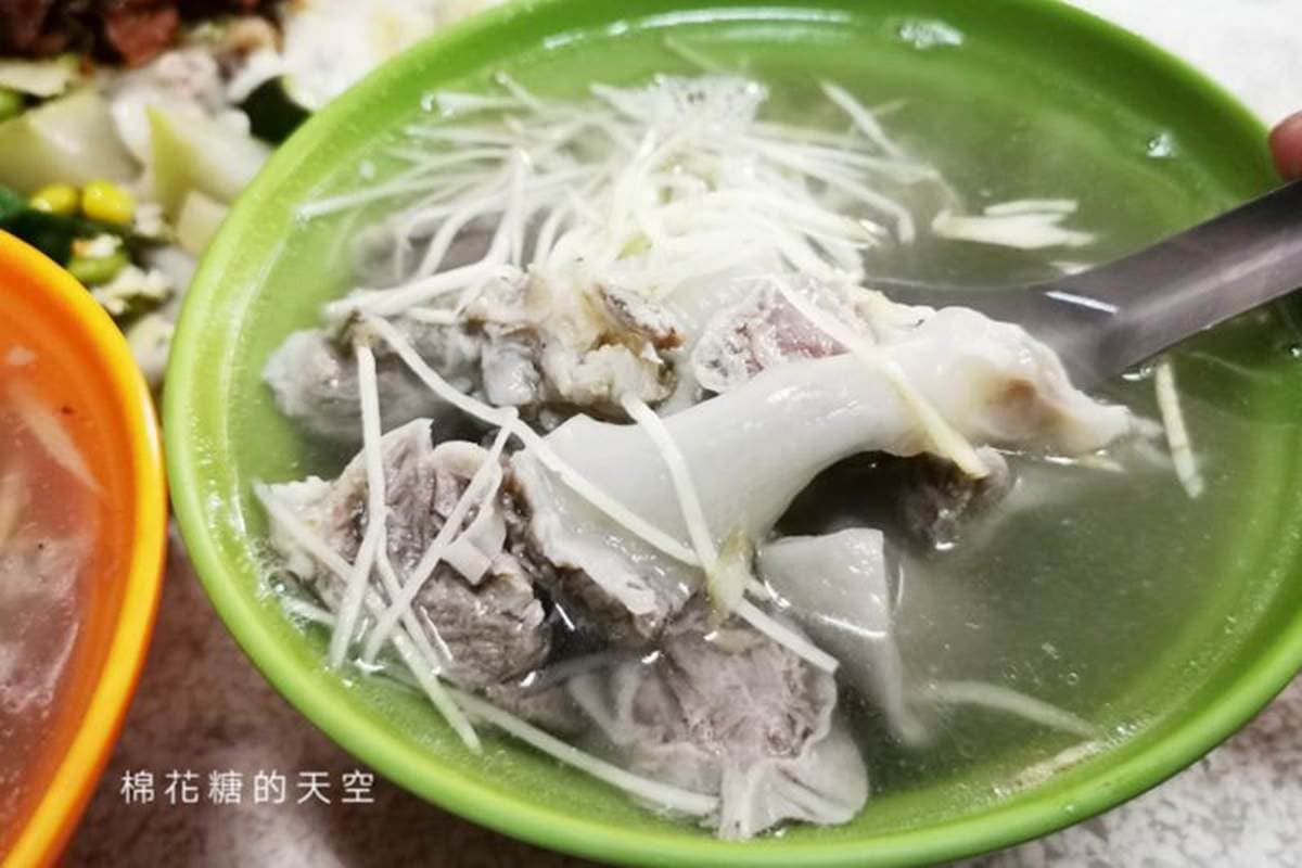 女生千萬別點大碗的！台中排隊爌肉飯疊成一座小山，3樣配菜也是塞得滿滿