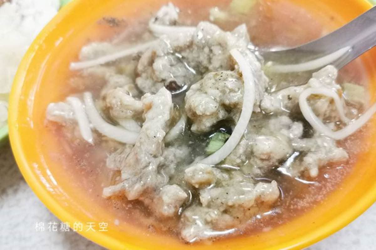 女生千萬別點大碗的！台中排隊爌肉飯疊成一座小山，3樣配菜也是塞得滿滿