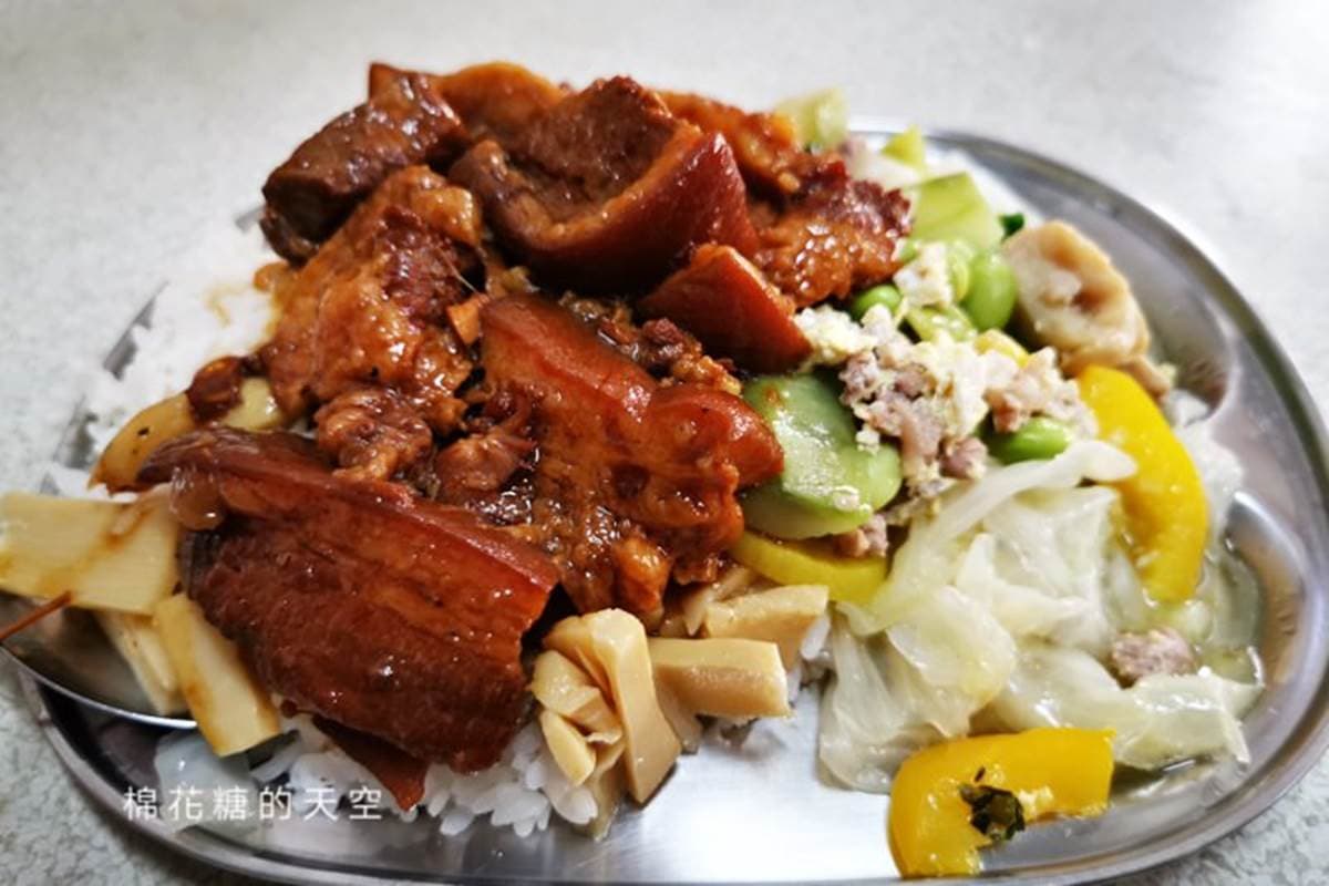女生千萬別點大碗的！台中排隊爌肉飯疊成一座小山，3樣配菜也是塞得滿滿
