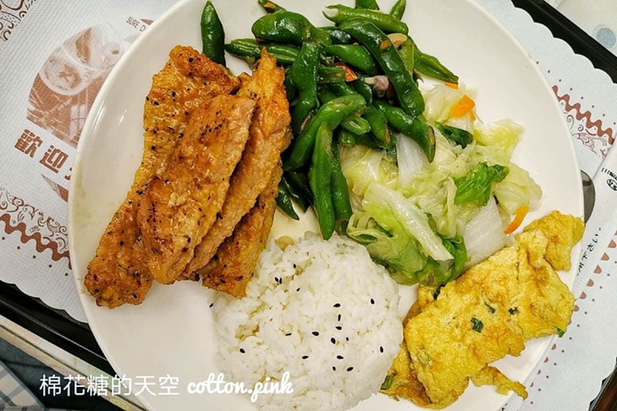 在地人才知!台中神祕老字號簡餐必點香煎鱸魚、半煎炸排骨,還附甜點、飲料 在地人才知!台中神祕老字號簡餐必點香煎鱸魚、半煎炸排骨,還附甜點、飲料