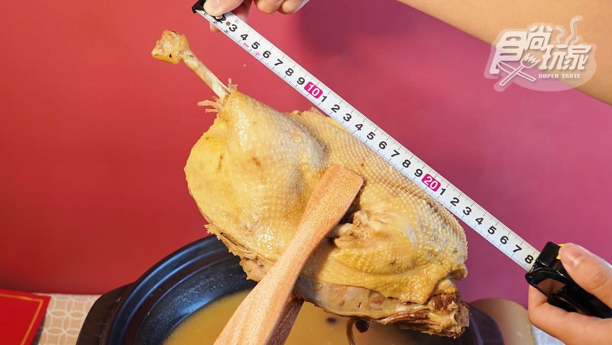 食尚玩家獨賣！春節必喝「茶樹菇老鴨煲」豪邁放入半隻鴨肉，加碼喝「鮑魚佛跳牆」