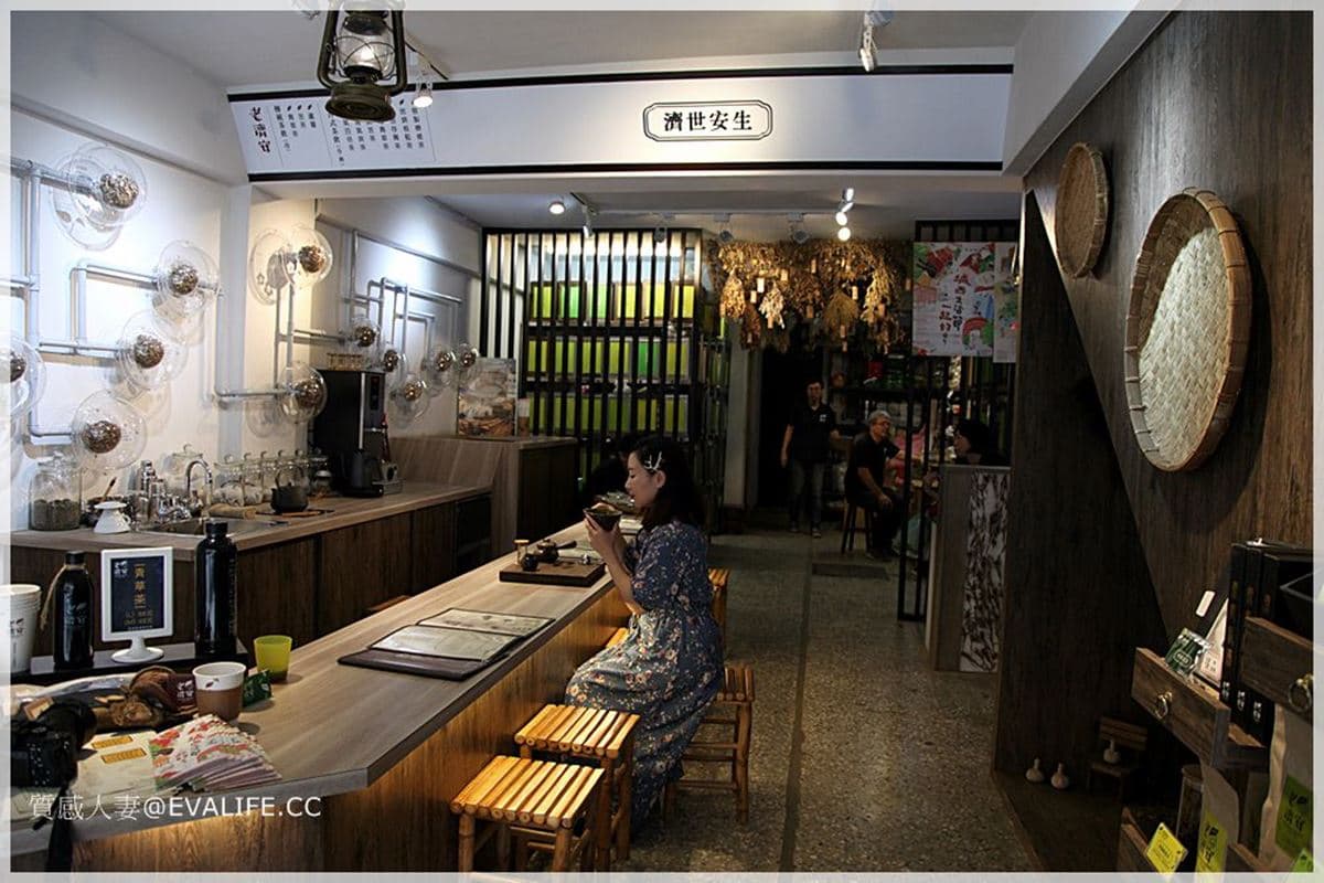 不是只有咖啡能手沖！龍山寺青草店轉型主打近距離吧檯體驗，還能客製化茶包帶回家