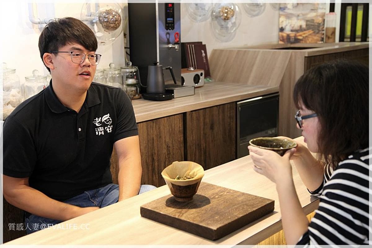 不是只有咖啡能手沖！龍山寺青草店轉型主打近距離吧檯體驗，還能客製化茶包帶回家