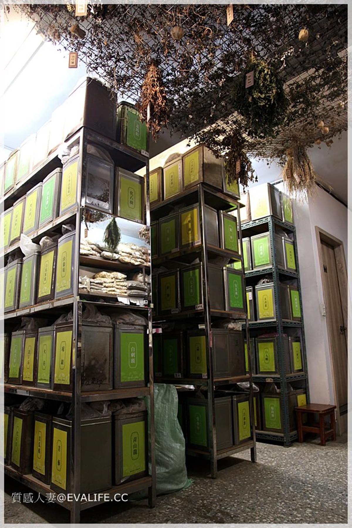不是只有咖啡能手沖！龍山寺青草店轉型主打近距離吧檯體驗，還能客製化茶包帶回家