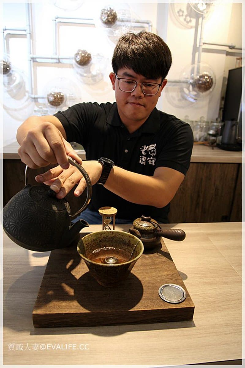 不是只有咖啡能手沖！龍山寺青草店轉型主打近距離吧檯體驗，還能客製化茶包帶回家