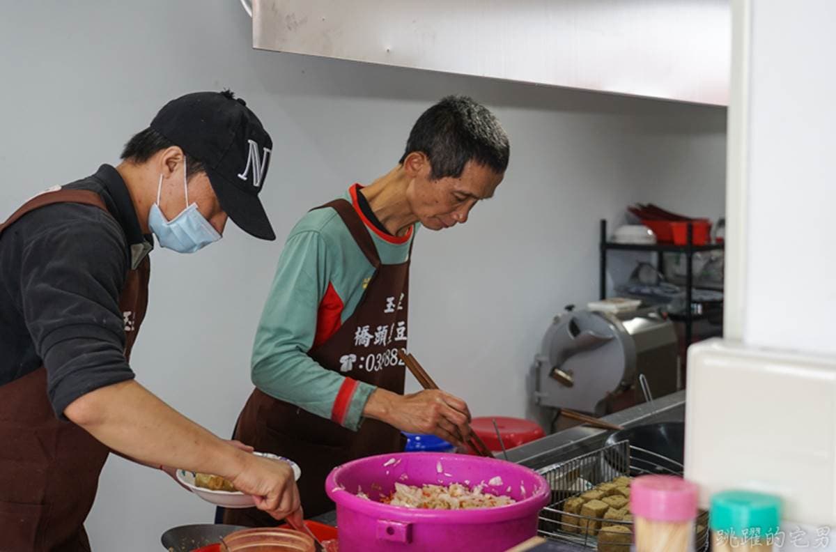 花蓮貨櫃屋美食+1！最夯臭豆腐外酥內嫩，搭九層塔、蘿蔔絲泡菜超對味