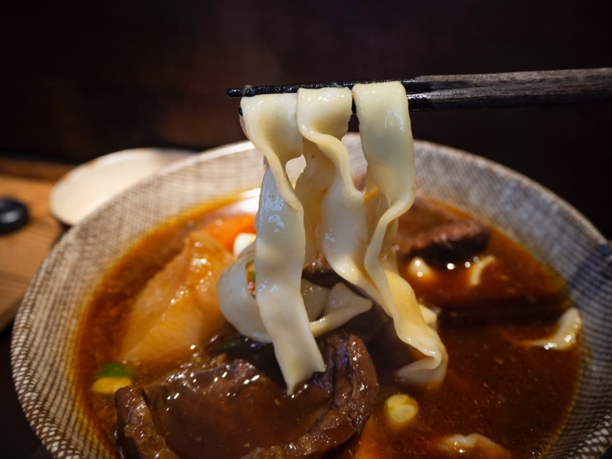 預約滿到明年！板橋神祕牛肉麵店每日限賣30碗，軟嫩牛腱也能宅配到家
