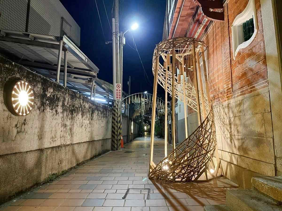 愈夜愈美麗！台南鹽水變身深夜美術館，打卡必拍魚鱗巷、造月工坊