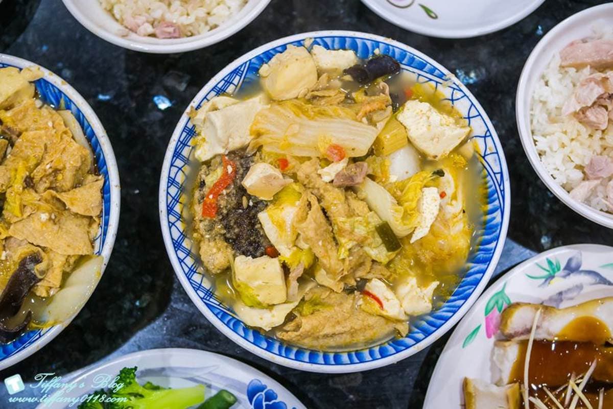 想吃先拿號碼牌!嘉義最夯沙鍋魚頭搭沙魚燻、火雞飯超滿足,內用還免費無限加湯 想吃先拿號碼牌!嘉義最夯沙鍋魚頭搭沙魚燻、火雞飯超滿足,內用還免費無限加湯