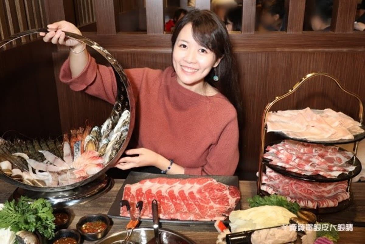 史上最浮誇！新竹800萬裝潢火鍋店吃整隻「龍蝦」雞排，加碼再嗑超豪華海陸鍋物