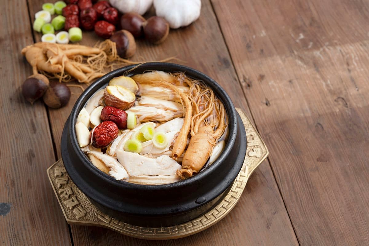 一秒置身韓國食堂！國民美食「尹道勲論峴蔘雞湯」登台，大嗑去骨雞腿肉、莞島郡鮑魚