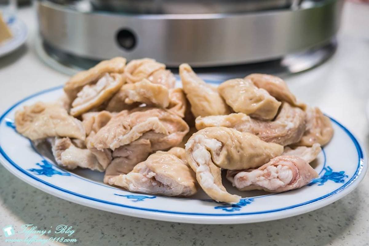 台北最好吃麻辣火鍋之一！必點爆汁鴨血、老油條、大腸頭，餐後還附搞笑冰品