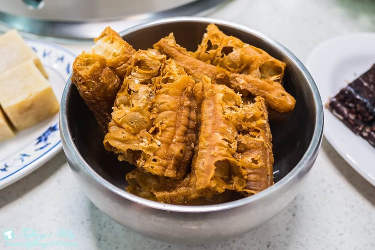 台北最好吃麻辣火鍋之一！必點爆汁鴨血、老油條、大腸頭，餐後還附搞笑冰品