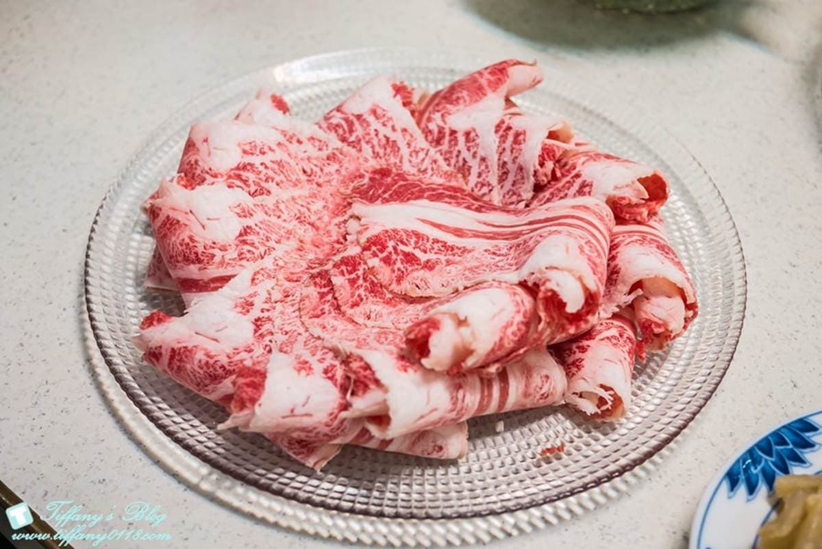 台北最好吃麻辣火鍋之一！必點爆汁鴨血、老油條、大腸頭，餐後還附搞笑冰品