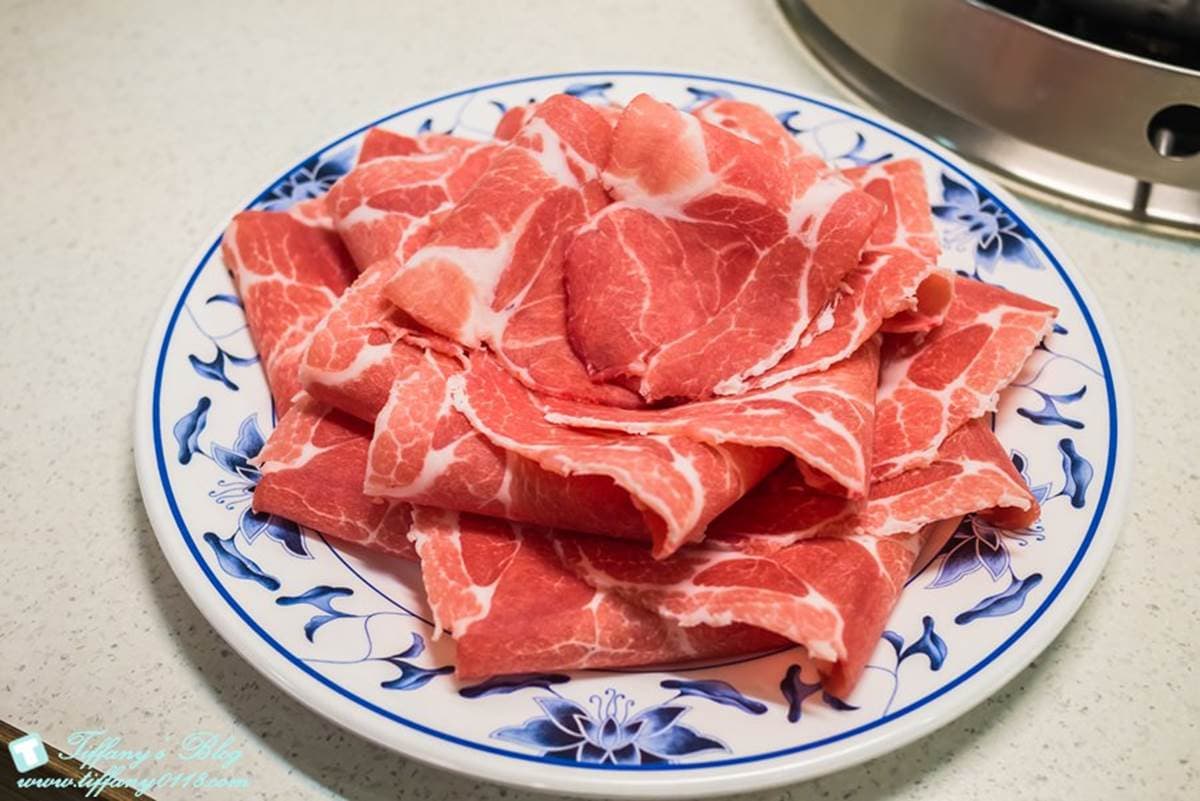 台北最好吃麻辣火鍋之一！必點爆汁鴨血、老油條、大腸頭，餐後還附搞笑冰品