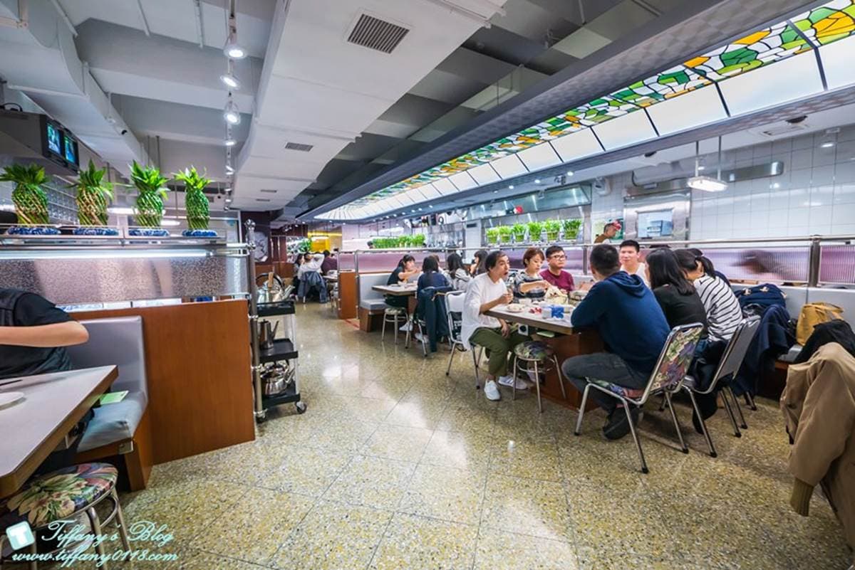 台北最好吃麻辣火鍋之一！必點爆汁鴨血、老油條、大腸頭，餐後還附搞笑冰品