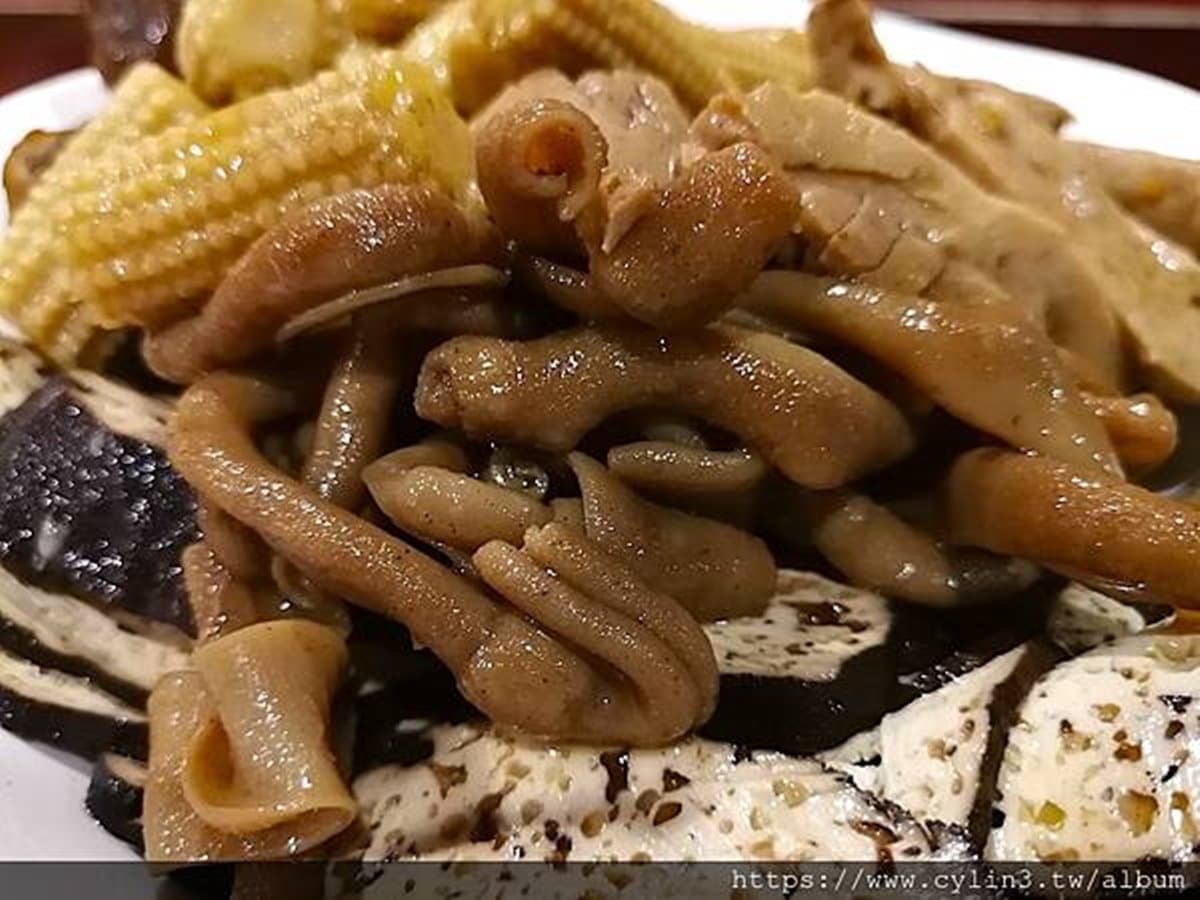 道地四川味！松山老饕激推麻辣滷味嘗得到中藥香，必吃「3色鼎立」炸醬麵、人氣鴨腸