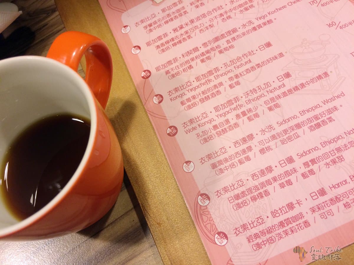 深夜充電站！民生社區自烘咖啡館營業到凌晨3點，必點提拉米蘇口感滑潤帶酒香