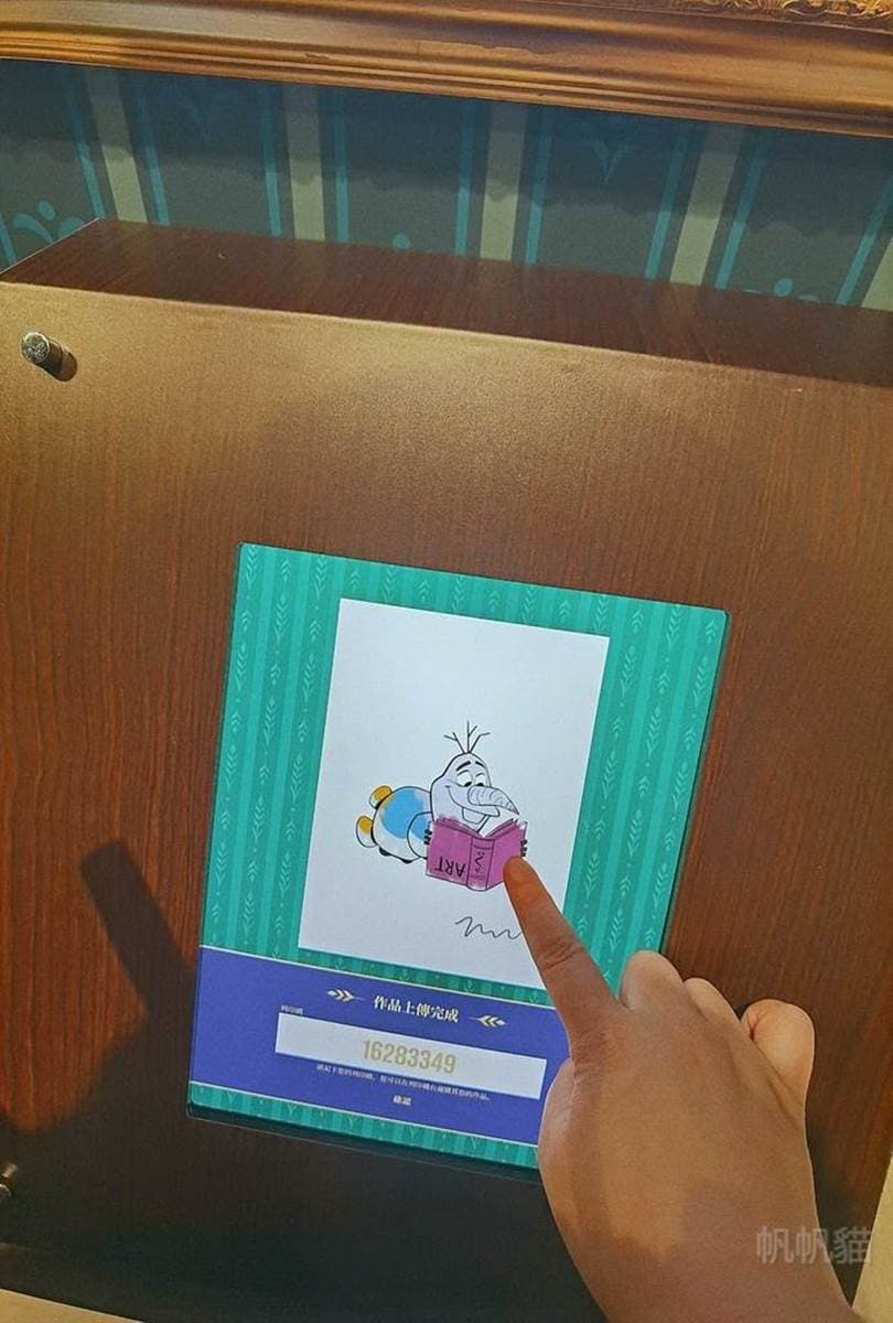搭雙層巴士去看展！迪士尼「冰雪奇緣特展」拍真人比例艾莎、安娜，還能玩互動彈力床