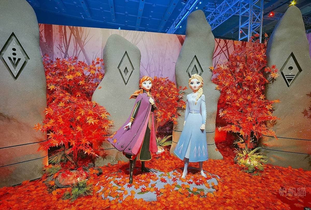 搭雙層巴士去看展！迪士尼「冰雪奇緣特展」拍真人比例艾莎、安娜，還能玩互動彈力床