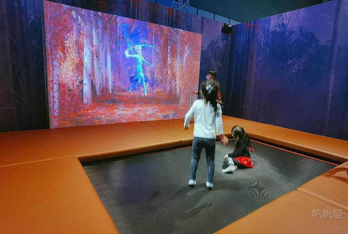 搭雙層巴士去看展！迪士尼「冰雪奇緣特展」拍真人比例艾莎、安娜，還能玩互動彈力床