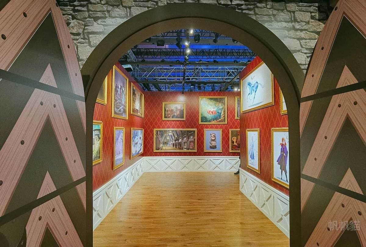 搭雙層巴士去看展！迪士尼「冰雪奇緣特展」拍真人比例艾莎、安娜，還能玩互動彈力床