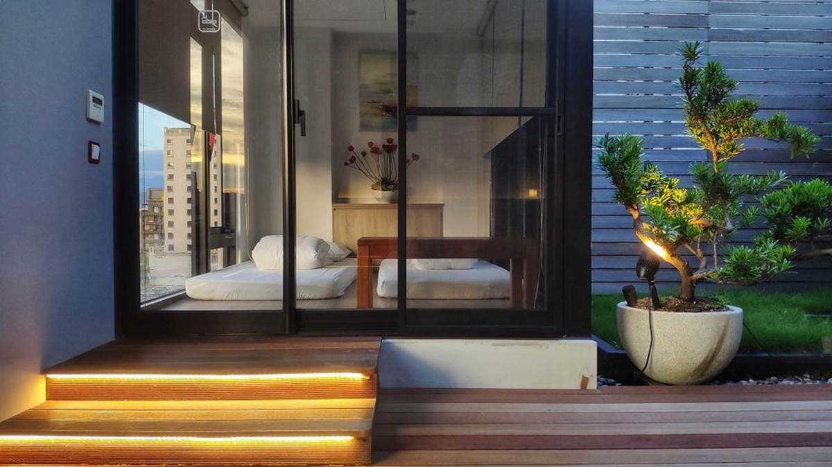 逢甲夜市旁首選旅宿！「森林套房」有和室玻璃屋、電動床，免費吃草悟道名店早餐