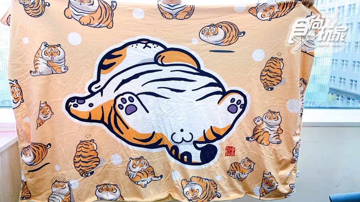 這隻胖虎我可以!人氣插畫不二馬大叔推全新周邊:胖虎抱枕兩用毯、杯墊、防水貼紙 這隻胖虎我可以!人氣插畫不二馬大叔推全新周邊:胖虎抱枕兩用毯、杯墊、防水貼紙
