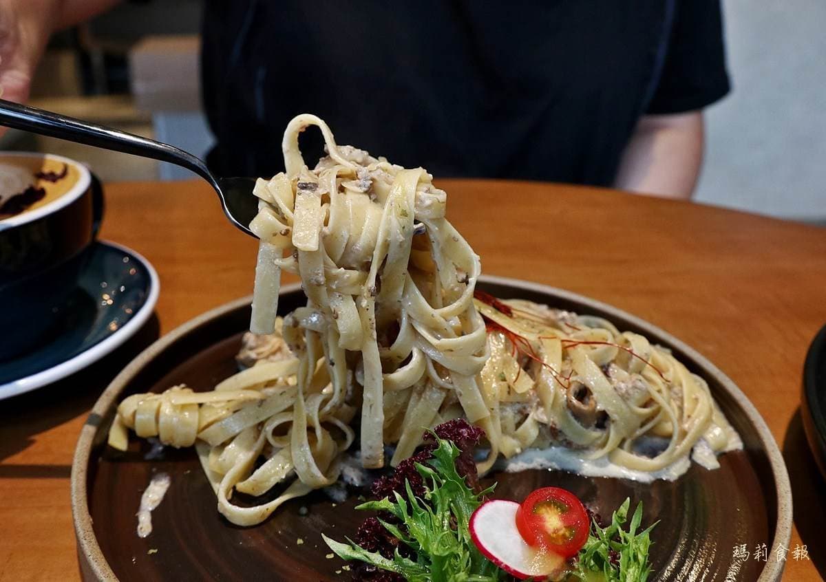 IG打卡熱點!台中美拍咖啡店1樓座位都靠窗,必點噴汁漢堡配手沖「水女神」 IG打卡熱點!台中美拍咖啡店1樓座位都靠窗,必點噴汁漢堡配手沖「水女神」