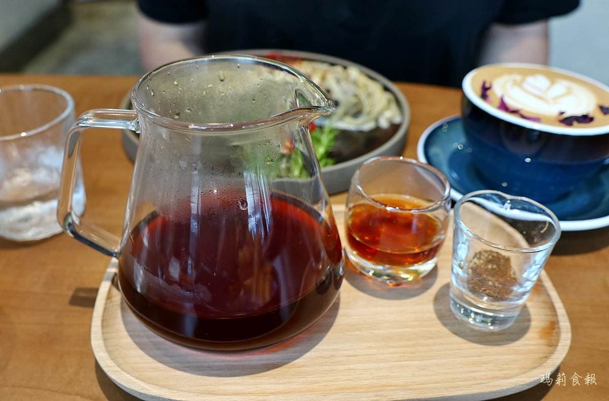 IG打卡熱點!台中美拍咖啡店1樓座位都靠窗,必點噴汁漢堡配手沖「水女神」 IG打卡熱點!台中美拍咖啡店1樓座位都靠窗,必點噴汁漢堡配手沖「水女神」