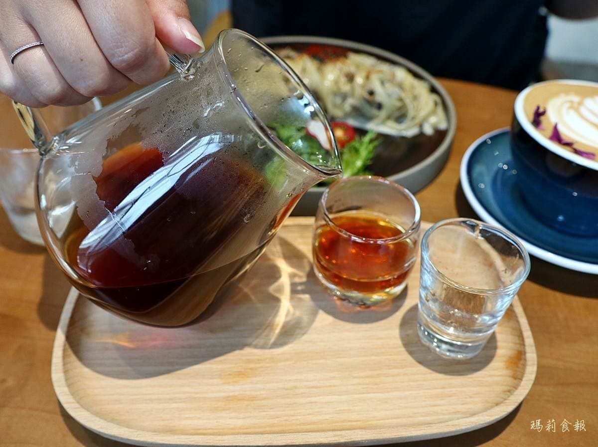 IG打卡熱點!台中美拍咖啡店1樓座位都靠窗,必點噴汁漢堡配手沖「水女神」 IG打卡熱點!台中美拍咖啡店1樓座位都靠窗,必點噴汁漢堡配手沖「水女神」