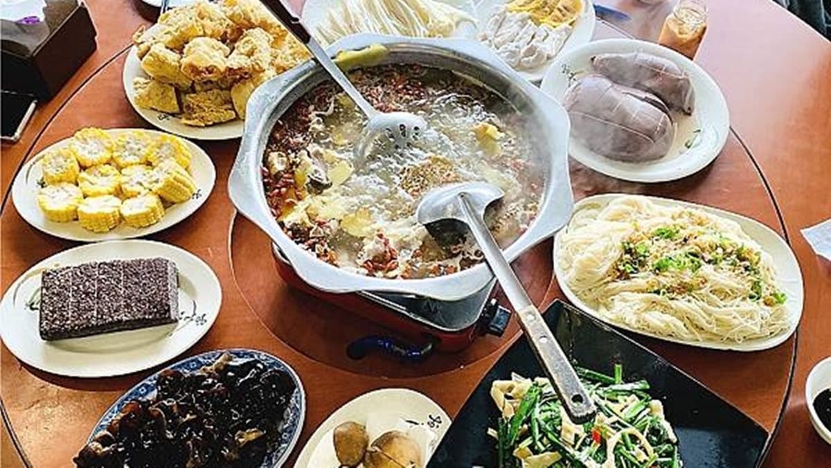 CP值超高!中壢平價薑母鴨分量十足,內用蔥鴨油拌飯、麵線免費吃到飽