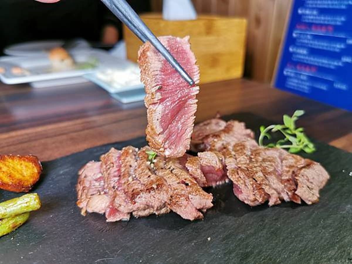 饕客衝台中囉！龍蝦兩吃只要888元，再嗑豬油拌飯、冷麵攪半熟蛋