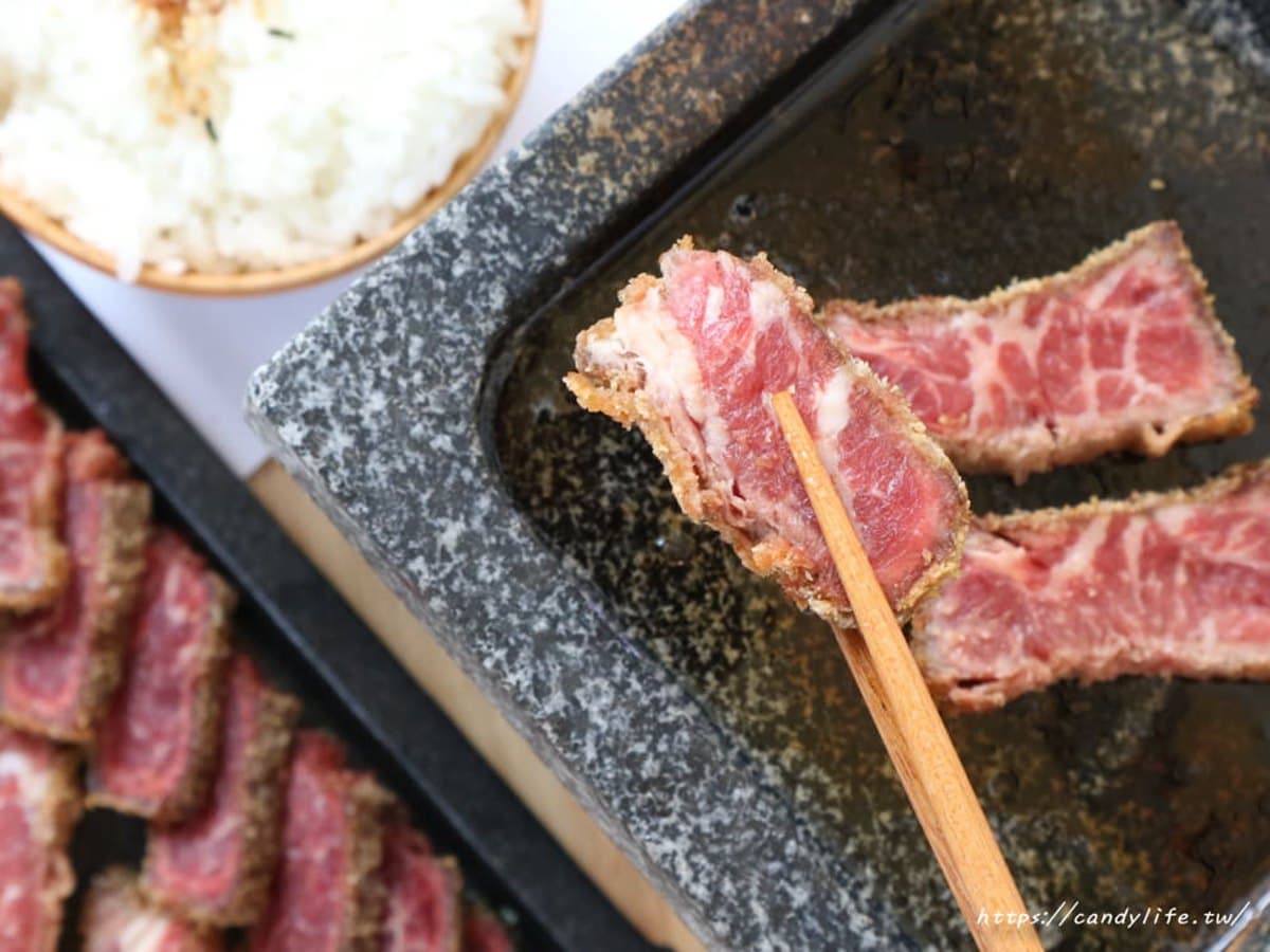 肉控會愛！台中邪惡系丼飯帶骨牛小排堆成一座山，軟嫩多汁炸牛排也必點