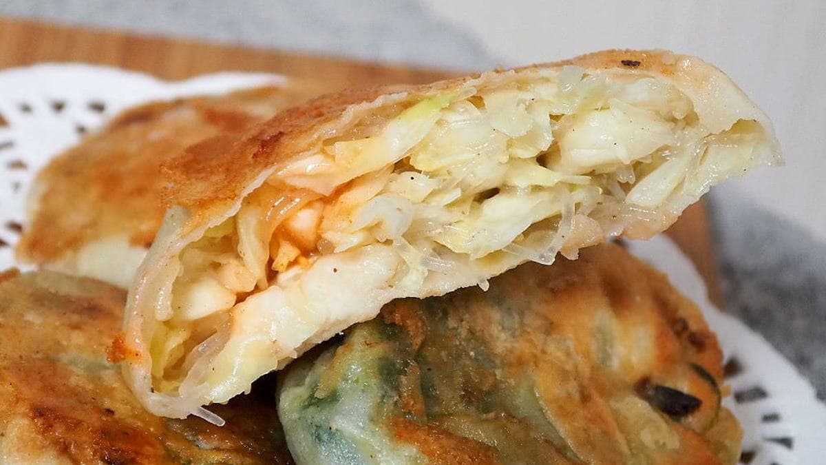 高麗菜水煎包裡面除了有高麗菜，還有加入冬粉。（圖片來源：霸子。食樂拼圖）